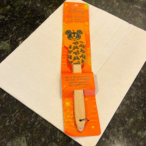 🎃DISNEY🎃2 PK MICKEY MOUSE SPATULA SET, 1 LRG/1 SM SPATULA W/ HANGER HOOK,NWT - Picture 2 of 7